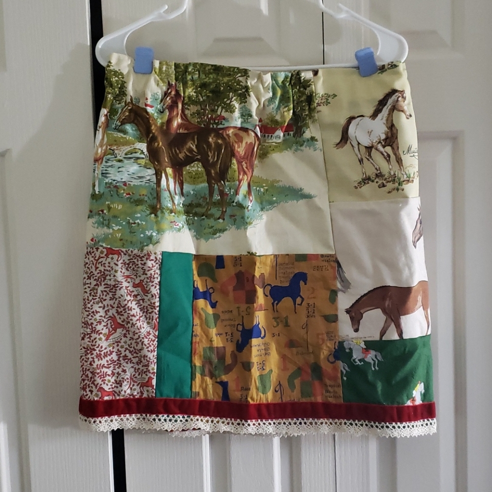 Elastic equestrian skirt